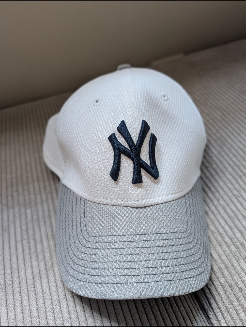 New York Yankees White & Gray Mesh Logo Baseball Cap